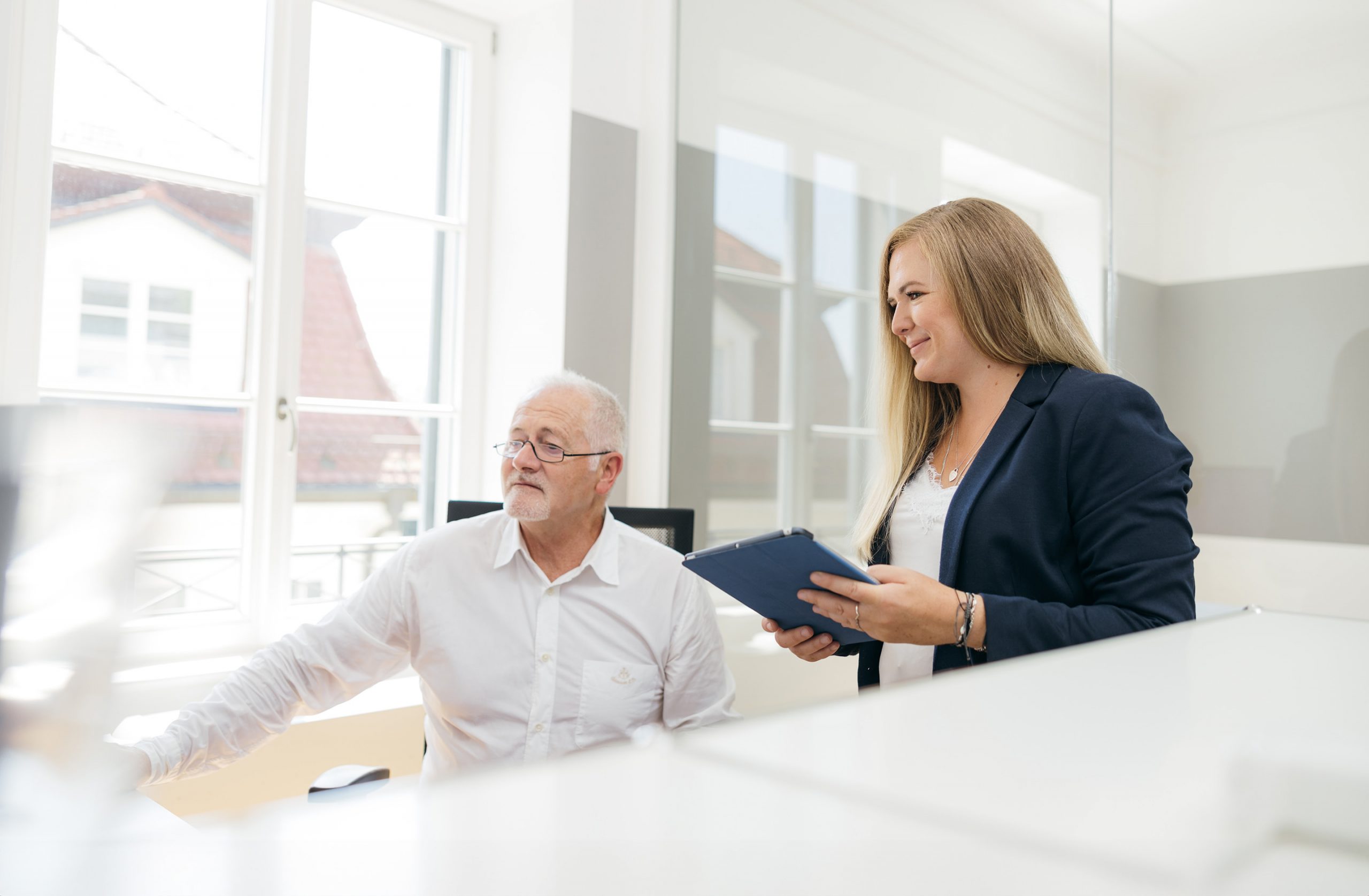 Anwalt und Mitarbeiterin der Kanzlei Hotz Rechtsanwälte im Gespräch