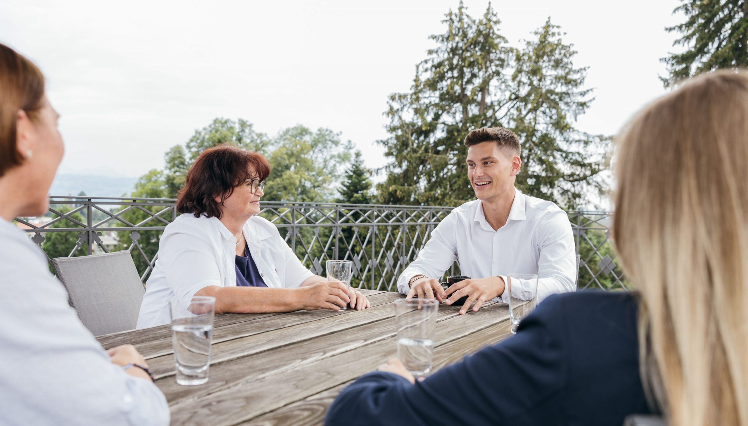 Rechtsanwalt Kilian Sick und Mitarbeiterin Cathrin Weser der Kanzlei Hotz Rechtsanwälte im Gespräch am Tisch